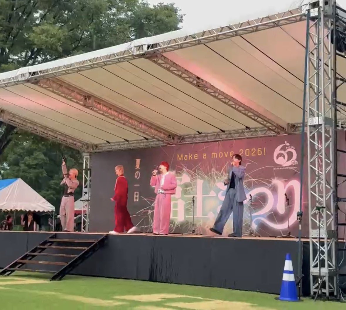 hideyuki_hinata's tweet photo. #富士まつり2026 メインステージにて
パフォーマンスをさせていただいた
#サイレントラプソディ の
陽向秀行です！

ファンラプも初めてみてくれた方も
たくさんの手拍子、掛け声ありがとう
ございました！！

とても雨が強く雷も凄いですが
気をつけてお帰りください🙇
#サイラプ
#富士まつり https://t.co/PMwXeAsx05