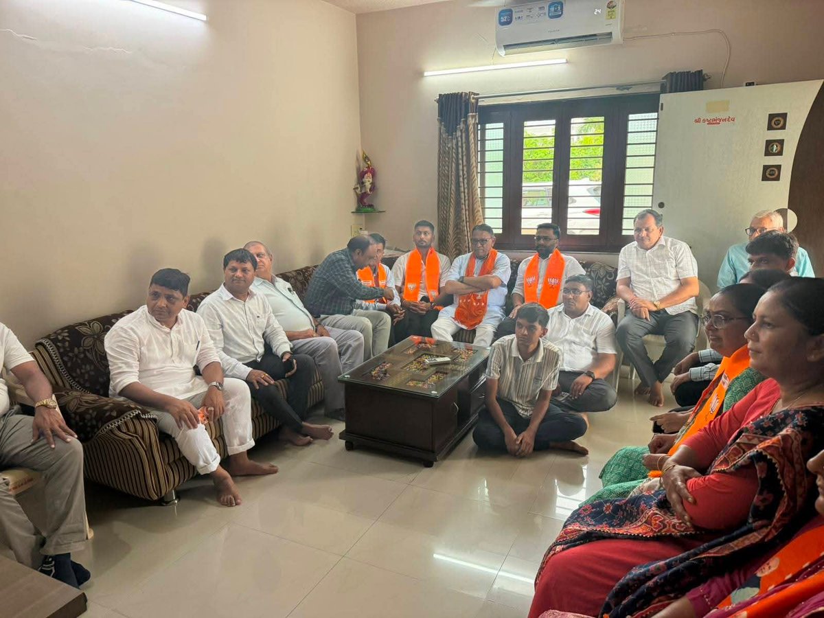 mayurpatel534's tweet photo. 📻 'મન કી બાત' કાર્યક્રમ – વોર્ડ નં. ૯
બુથ ૧૨૮

આજે વોર્ડ નં. ૯ ખાતે ભારતના લોકપ્રિય પ્રધાનમંત્રી શ્રી @narendramodi જીના 'મન કી બાત' કાર્યક્રમનું સામૂહિક શ્રવણ કરવામાં આવ્યું.
આ પ્રસંગે માનનીય મહેસાણા ધારાસભ્ય શ્રી મુકેશભાઈ પટેલ સાથે ઉપસ્થિત રહેવાનું થયું

#MannKiBaat #PMModi https://t.co/WQXqfeYHZT