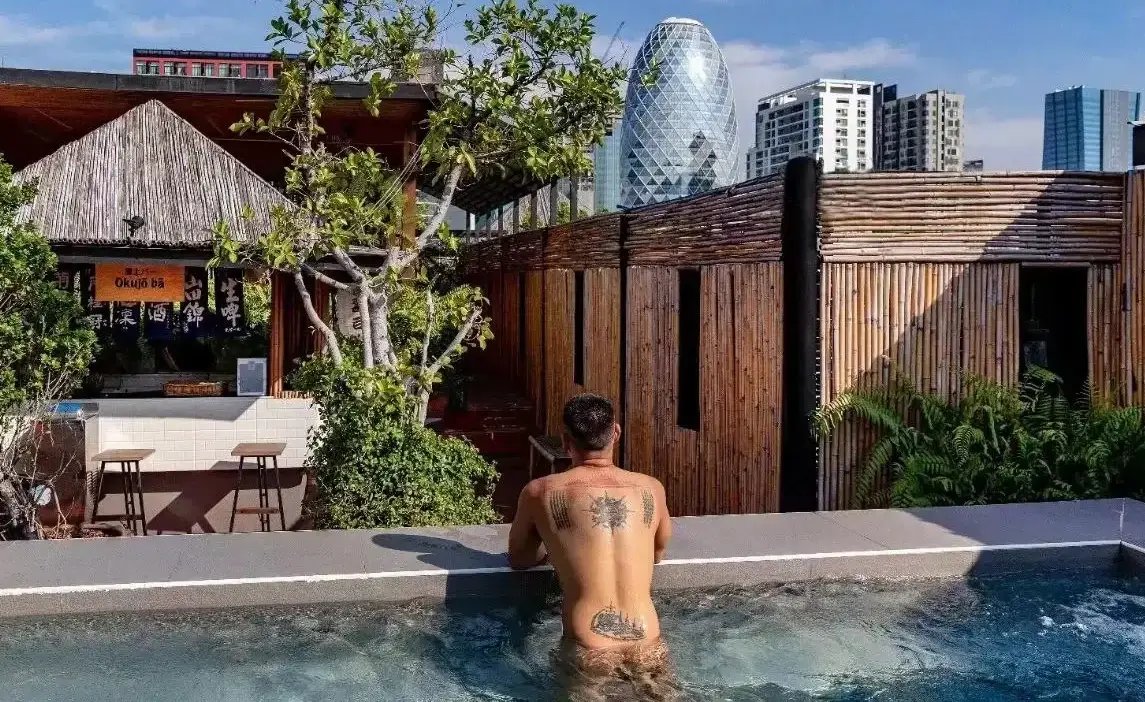 johnmatthewlee's tweet photo. Rooftop dia mmg marvelous. Konsep onsen & ada bar & byk gazebo. Jacuzzi best, i like. Dpt pulak berendam dlm tu & berbumbungkan langit. I manage to chat with this daddy mat salleh drp Sydney. Dah seminggu dtg Bgkk & minat kat twink siam katanya. Seronok kitorg ber-commentary bila ada adik2 siam comey2 lalu lalang depan jacuzzi tu 😅