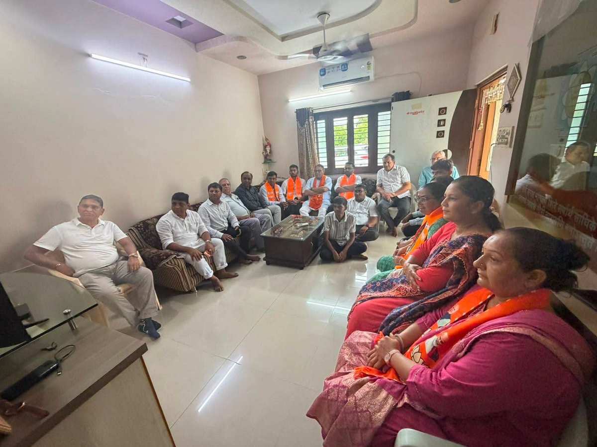 mayurpatel534's tweet photo. 📻 'મન કી બાત' કાર્યક્રમ – વોર્ડ નં. ૯
બુથ ૧૨૮

આજે વોર્ડ નં. ૯ ખાતે ભારતના લોકપ્રિય પ્રધાનમંત્રી શ્રી @narendramodi જીના 'મન કી બાત' કાર્યક્રમનું સામૂહિક શ્રવણ કરવામાં આવ્યું.
આ પ્રસંગે માનનીય મહેસાણા ધારાસભ્ય શ્રી મુકેશભાઈ પટેલ સાથે ઉપસ્થિત રહેવાનું થયું

#MannKiBaat #PMModi https://t.co/WQXqfeYHZT
