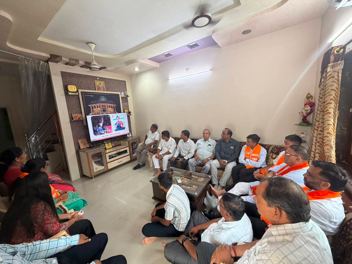 mayurpatel534's tweet photo. 📻 'મન કી બાત' કાર્યક્રમ – વોર્ડ નં. ૯
બુથ ૧૨૮

આજે વોર્ડ નં. ૯ ખાતે ભારતના લોકપ્રિય પ્રધાનમંત્રી શ્રી @narendramodi જીના 'મન કી બાત' કાર્યક્રમનું સામૂહિક શ્રવણ કરવામાં આવ્યું.
આ પ્રસંગે માનનીય મહેસાણા ધારાસભ્ય શ્રી મુકેશભાઈ પટેલ સાથે ઉપસ્થિત રહેવાનું થયું

#MannKiBaat #PMModi https://t.co/WQXqfeYHZT
