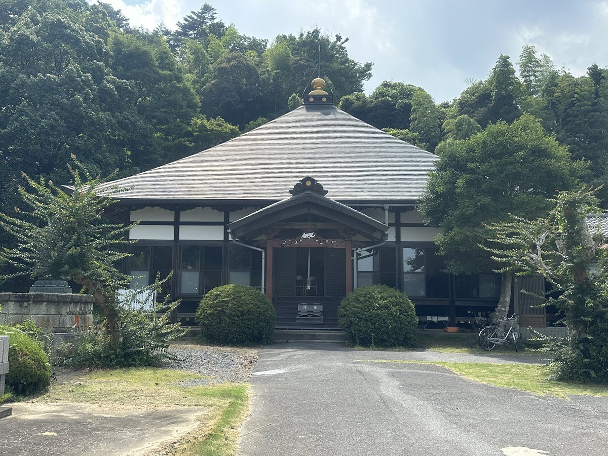 chan93540699's tweet photo. 長興寺・天台宗
納骨式で伺いました。
猛暑の中でしたが無事に終わりました。
お盆も今からですが、暑いですので、お墓参りの際は十分に気をつけて下さい。
https://t.co/XJhXwII2nY
➿0120-148-085
お気軽にお問い合わせください
#のうこつぼ　#天台宗　#茂原市
#お盆 https://t.co/Pfdy6N6Yvj
