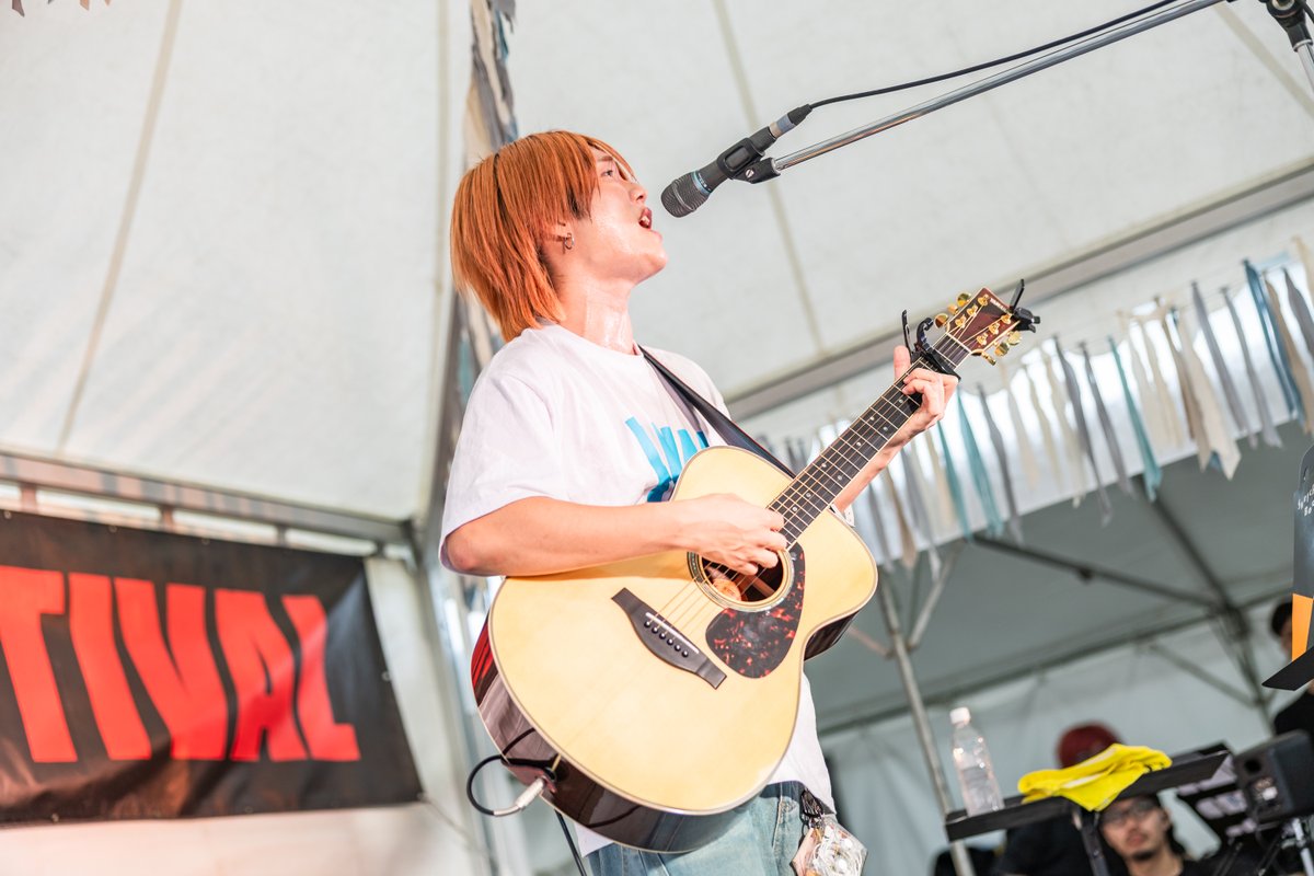 murofes's tweet photo. 【 #ムロフェス2026レポ 】

リハから持ち前のトークで観客を沸かせた柄須賀皇司。飾らない君でいてねと歌う"25歳"。昨日と同じく雨が降り始める中での"ブルーベリーデイズ"が続く。「人生やった���ん勝ち」「やりたいことがあるなら本気になって欲しい」と語りかけ、本気だから書けた曲"新大阪駅"を披露。最後は一回一回のライブへの思いを話し、"会いたいと願うのなら"で締め括った。

pic @katada0326
#murofes