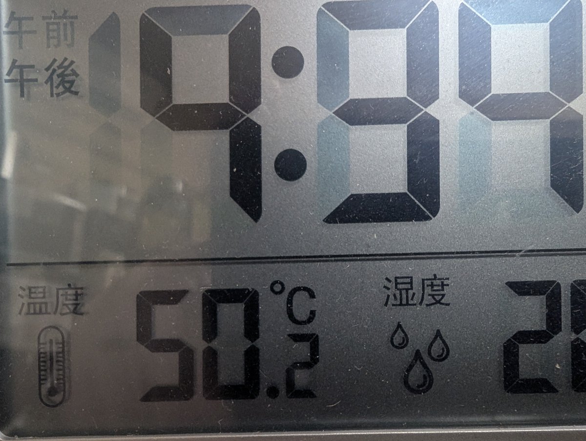 keyplus1's tweet photo. 時刻合わせ用に電波時計をベランダに出したまま忘れてて、取り込もうとしたら50℃超えてて草 https://t.co/qeNk3EjZsm