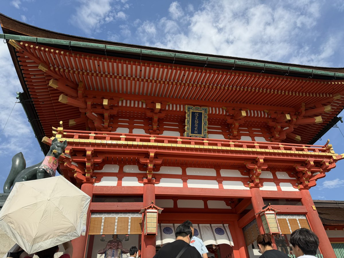 ryu_yu37564's tweet photo. 伏見と言ったら伏見稲荷大社だよね（╹◡╹）<外国人の巣窟。道で自撮りしてんじゃねぇよ(笑)
暑いので稲荷の外で飲み物を買っておこう。飲食禁止だけど、熱中症対策は忘れずに。 https://t.co/ZjJG12NdJp