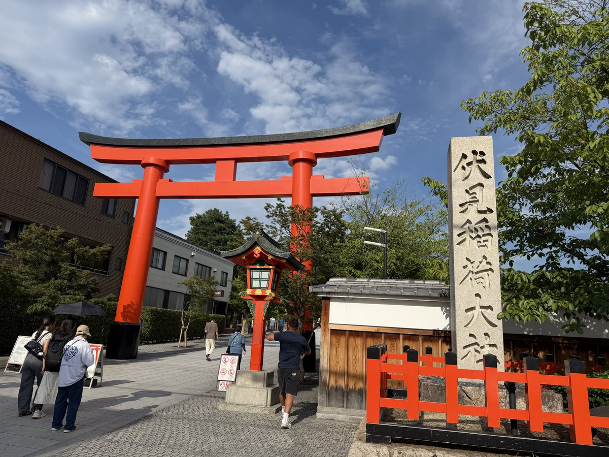 ryu_yu37564's tweet photo. 伏見と言ったら伏見稲荷大社だよね（╹◡╹）<外国人の巣窟。道で自撮りしてんじゃねぇよ(笑)
暑いので稲荷の外で飲み物を買っておこう。飲食禁止だけど、熱中症対策は忘れずに。 https://t.co/ZjJG12NdJp