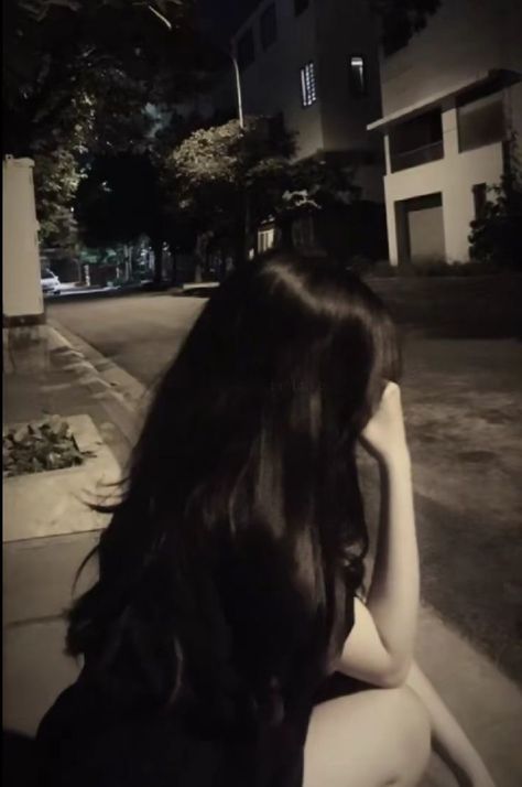 sicilianrose69's tweet photo. Nighttime city vibes a quiet street, a lone silhouette, and thoughts that wander with the breeze
XAyA https://t.co/TptZTwgVV9