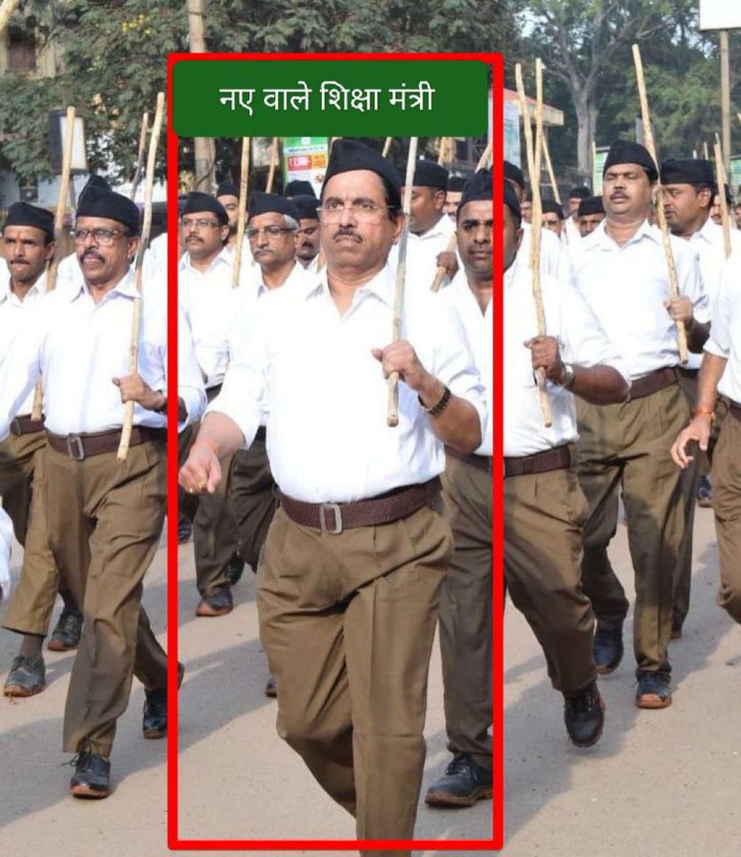Deshmukh_0's tweet photo. जब देश की शिक्षा व्यवस्था का बंटाधार करना हो, तो सरकारें भी कमाल के टैलेंट को ढूंढकर लाती हैं! 

मिलिए हमारे नए शिक्षा मंत्री प्रह्लाद जोशी जी से, जिनकी खुद की शैक्षणिक योग्यता महज़ B.A. है। 

लेकिन ज्ञान का स्तर ऐसा है कि जब यूक्रेन में जंग के मैदान के बीच हमारे मेडिकल छात्र अपनी जान बचाकर भाग रहे थे, 

तब जोशी जी ने ज्ञान का ऐसा फव्वारा छोड़ा था— 
जो नीट क्लियर नहीं कर पाते, वही विदेश जाते हैं।

वाह! मतलब खुद की डिग्री कुछ और, और दूसरों पर ज्ञान की ऐसी बौछार! 👏

अब ऐसे 'नगीने' को देश की शिक्षा मंत्रालय की कमान सौंपी गई है। 

मंत्री बदलने या महकमे इधर-उधर करने से नीतियां और हालात थोड़ी सुधर जाएंगे?

सरकार शायद यह बात भूल रही है— कच्चा बदलने से दस्त नहीं रुकते! 

जब तक सिस्टम की नीयत और सोच नहीं बदलेगी, तब तक ऐसे ही नमूने देश के भविष्य के साथ खिलवाड़ करते रहेंगे।