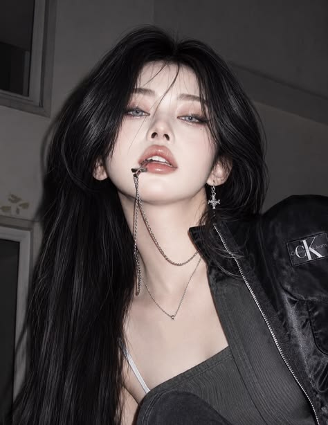 omarignacio3's tweet photo. Moody, bold, and unapologetically edgy a chic mix of chrome jewelry, smoky makeup, and a leather jacket
KHNM https://t.co/PmFiodoOXm