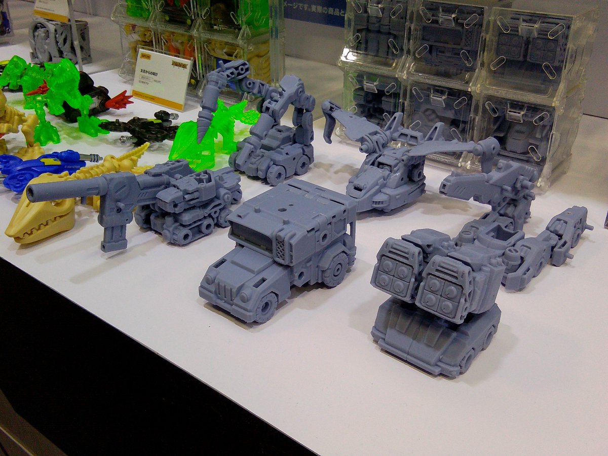 kuroganevan's tweet photo. ボックス系原型展示
マッド・カーズ（仮）
ボックスに変形するビークルが３体合体してロボになる新シリーズ
7cmサイズやインフィニティボックスで搭乗員付属するものも増えてきたのでこのビークル部隊は遊びの幅が広がりそうで良さげですね
…基地セットもどんどん必要にw
#WF2026S #52toys #BEASTBOX https://t.co/HhEvIMnTL4