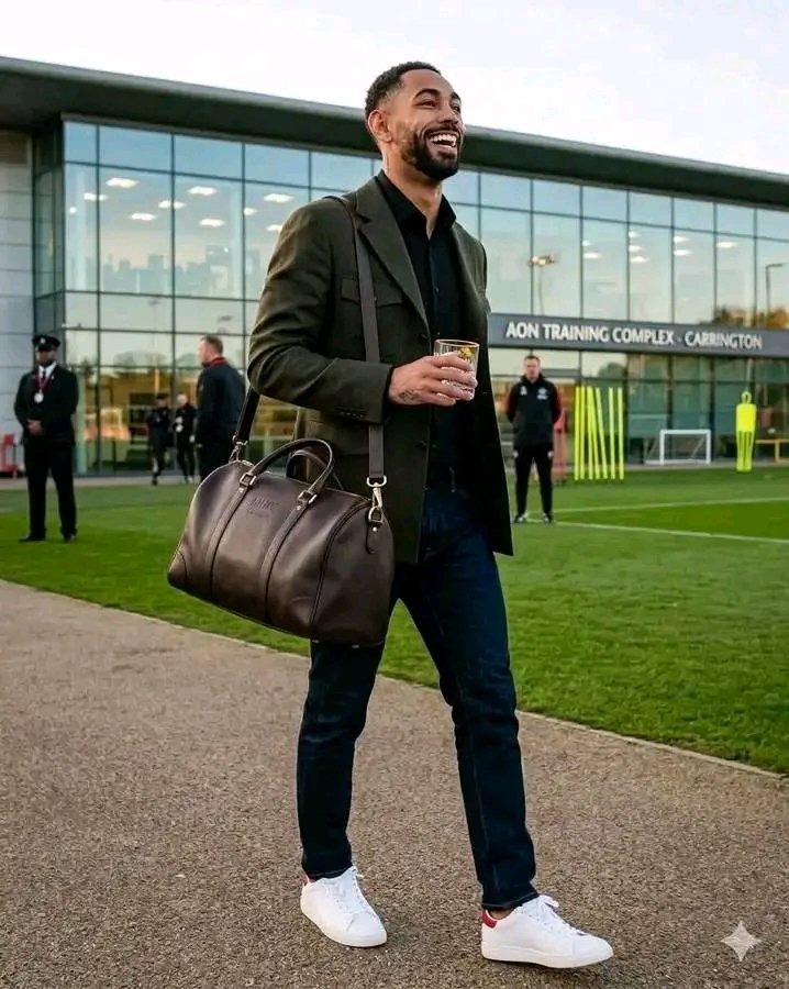 GBUnitedx's tweet photo. 🚨 𝐎𝐅𝐅𝐈𝐂𝐈𝐀𝐋!!!

Bruno Fernandes, Marcus Rashford, Matheus Cunha, Noussair Mazraoui, Diogo Dalot, and Senne Lammens are all set to rejoin the Manchester United squad this week. 🔴✍️

All five players could be available for the upcoming matches and  against Ruben Amorim's AC Milan.

It looks like Michael Carrick doesn't want to take any chances for that game. 😜🔥
