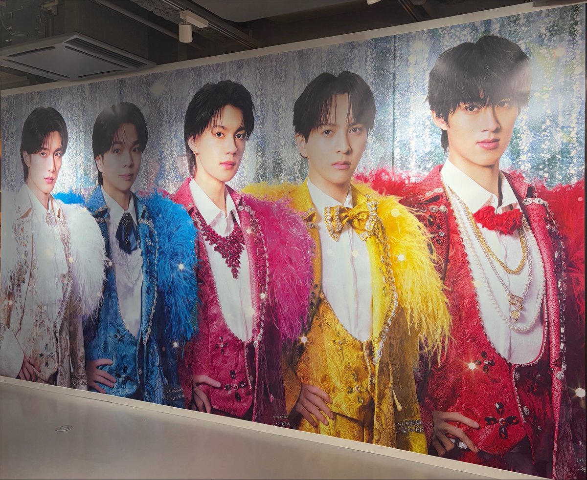 an__dayy's tweet photo. 君の好きは無敵のコラボカフェの後に
TSUTAYAのパネル展行ってきたんだけど
なんか太智くんのとこだけ照明暗くない？？
私の撮り方が悪いだけなのだろうか😹 https://t.co/LXD0rX22wL