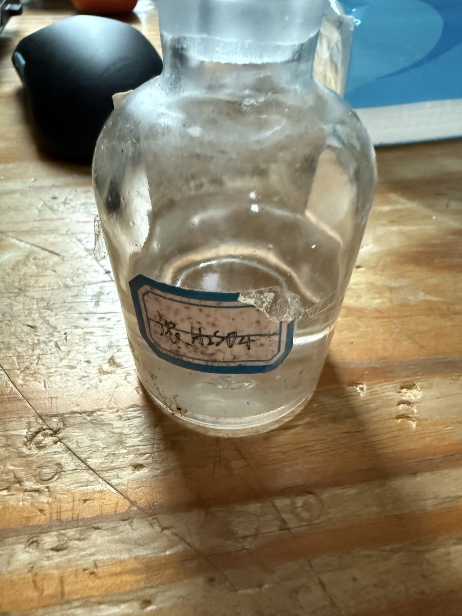 Fudewdrops's tweet photo. 浓硫酸的味道是酸的哎，我一直以为是苦的，它和柠檬酸的味道一样，但比柠檬酸更酸十倍，而且沾到舌头的时候有点烫🥵 https://t.co/qnrT0dqian