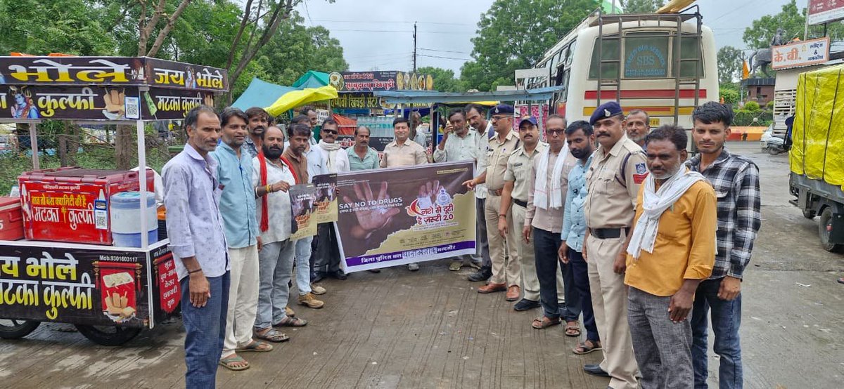 mandsaur_sp's tweet photo. नशे से दूरी है जरूरी 2.0 के अंतर्गत थाना अजाक द्वारा महाराणा प्रताप बस स्टैंड पर पर उपस्थित आमजनों  नाशिक दुष्परिणाम के प्रति जानकारी दी गई एवं समस्त प्रकार के नशे  से दूर रहने हेतु समझाइश दी गई l
#Saynotodrugs
#Nashesedurihaijaruri2.0
#NashamuktMP
#नशेसेदूरीहैजरूरी2.0 https://t.co/6Lwo9xLRUa