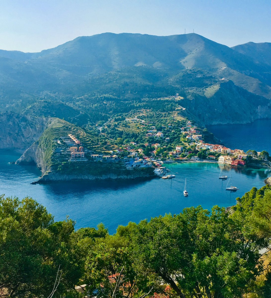 earthcurated's tweet photo. 🇬🇷 Greece is home to over 6,000 islands and islets. If you spent one day on each, it would take you more than 16 years to visit them all. https://t.co/WoAOSVVGyR