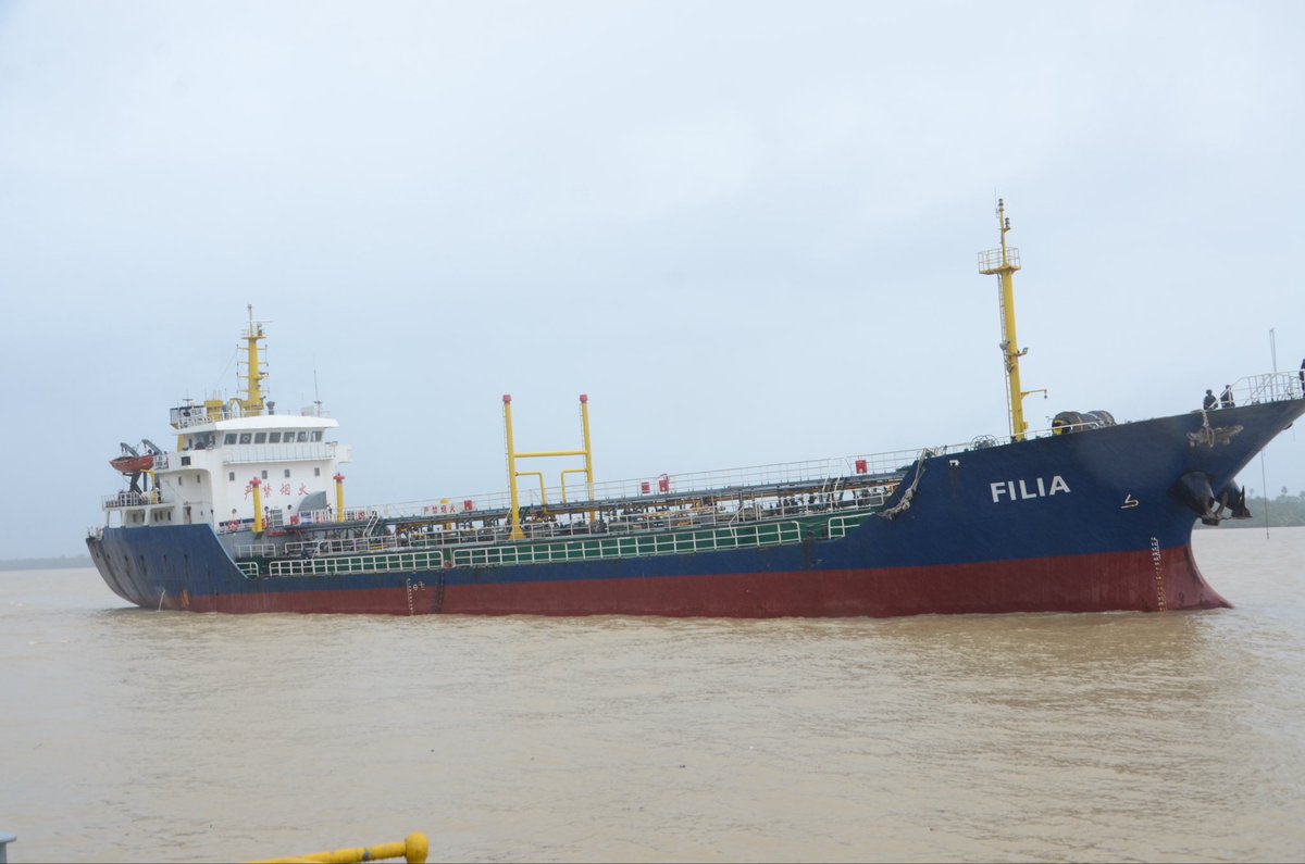voiceofnigeria's tweet photo. The Nigerian Navy has intercepted a vessel allegedly involved in crude oil theft in Akwa Ibom State, arresting 12 crew members and seizing 32.82 metric tonnes of suspected fuel oil and 650 metric tonnes of crude oil. 

The operation, carried out under Operation DELTA SENTINEL, followed intelligence-led surveillance. The Navy says the suspects and recovered cargo are in custody as investigations continue. 

#NigerianNavy #CrudeOilTheft #OperationDeltaSentinel #MaritimeSecurity #Nigeria