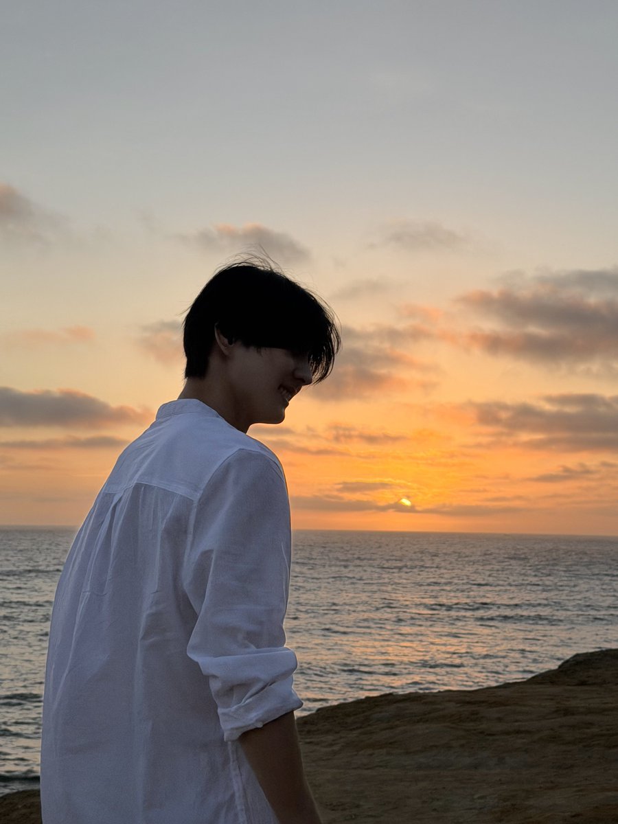jungwon_mine's tweet photo. the boyfriend material vibes these pics exude ♥︎ https://t.co/OiNsUujhGy