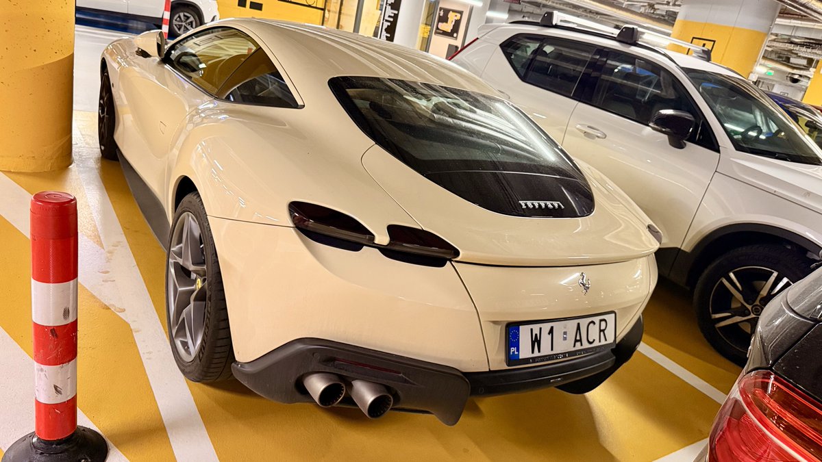 marek_2k22's tweet photo. Gdyby nie znaczek Ferrari to bym pomyślał że to jakich Chińczyk 😏

Jak wam się podoba to Ferrari Roma? https://t.co/Uf944d3Dvc