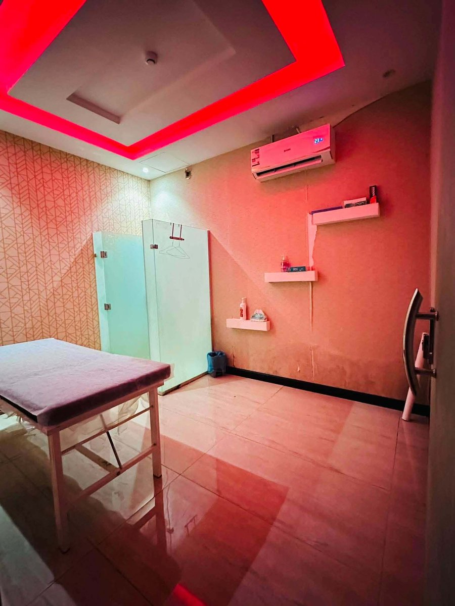 Andreewjbge's tweet photo. Happy Hit Sunday everyone 
Wanted to dissolved  your  tiring day and stress pm me in whatsapp for a massage that makes you relax and give peace of mind try mh touching massage methods
0540836461 https://t.co/ZzEca7yKwt