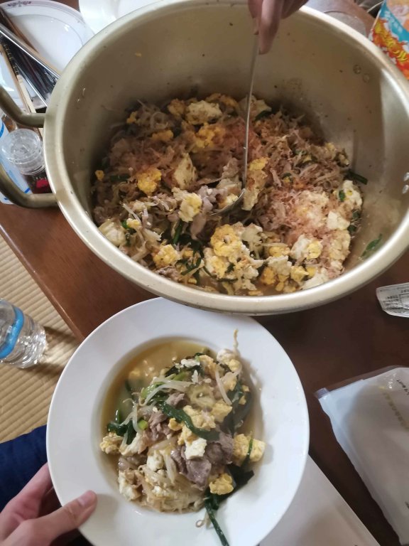 nsr_dom's tweet photo. 日就寮では寮生有志による食事当番システムがあり、交代でご飯を作って食卓を囲みます。1人でする自炊は高くつきがちですが、何人分も作るので学食よりずっと安く栄養豊富なご飯が食べられます。 https://t.co/4XlxbfBnSO