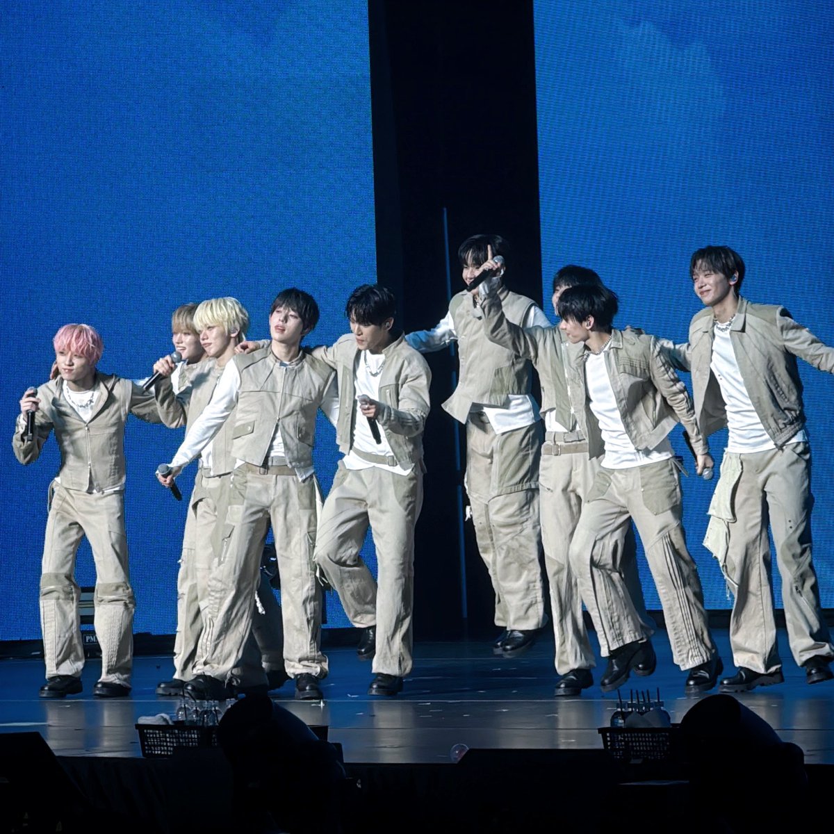 jmsdvr_'s tweet photo. 🩵⋆｡‧˚ day 1 🩵ིྀ ˚‧｡⋆

#AHOF  #아홉 
#THE_FIRST_SPARK
#THE_FIRST_SPARK_IN_MANILA https://t.co/ngAWCitQUh