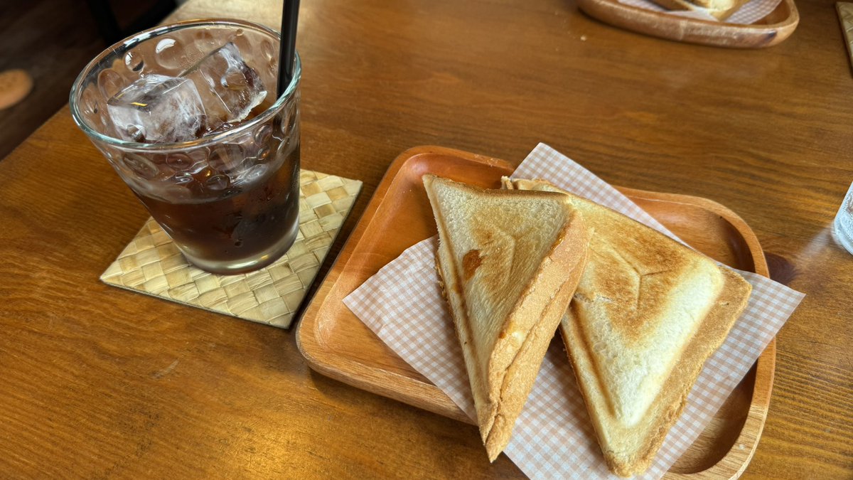 yutakatoratora's tweet photo. 奥さんが仕事から帰って来てから遅めのランチデート❤️

そー言えば、なかなか夫婦2人で出掛けることはないなぁ🤔
ムスメは夜に空港まで迎えに行く！

ブルーベリー🫐のシロップに自家製麹の甘酒シロップをトッピング
どちらも濃い！

#cafeflat https://t.co/10q89qk0sY