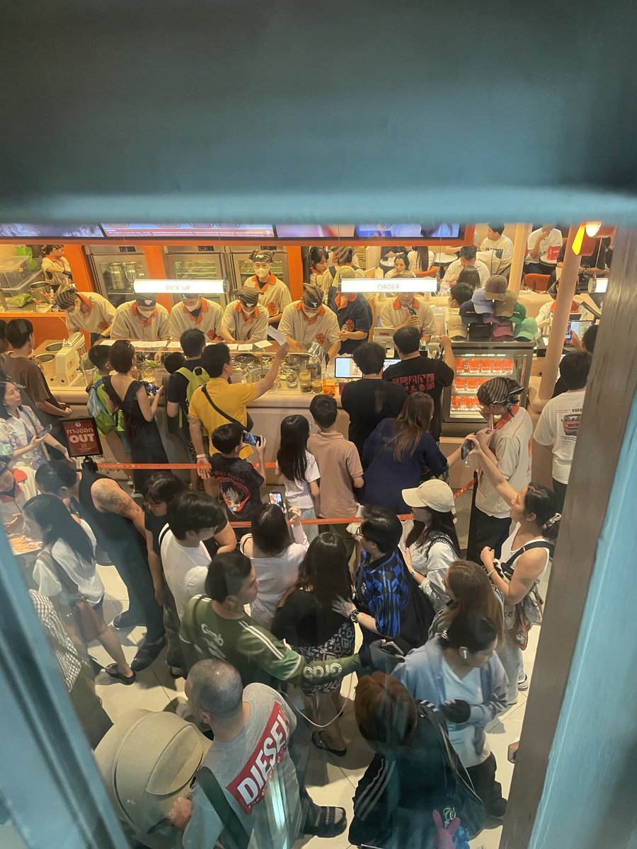 LittleBirbMame's tweet photo. ตอนบ่ายพรี่กฤษณ์มาปั่นเองเสิร์ฟเอง คิวระเบิดกว่าเดิมอีก 55555 กุยอมแล้วคน กทmalls https://t.co/ptCtWzd6yN