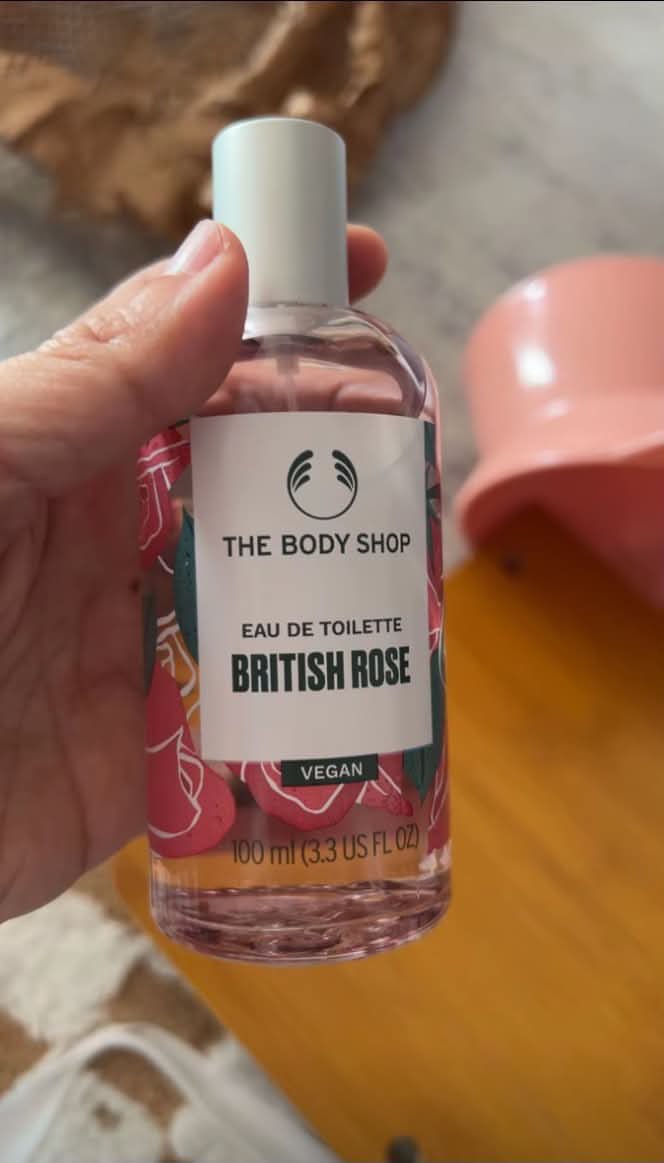 faradistyy's tweet photo. GAK NYANGKA semurah ini wanginya bisa semewah itu 😭💖 Aromanya nempel, lewat dikit langsung ninggalin jejak. Tim British Rose wajib coba! https://t.co/EnPaeJfUhh