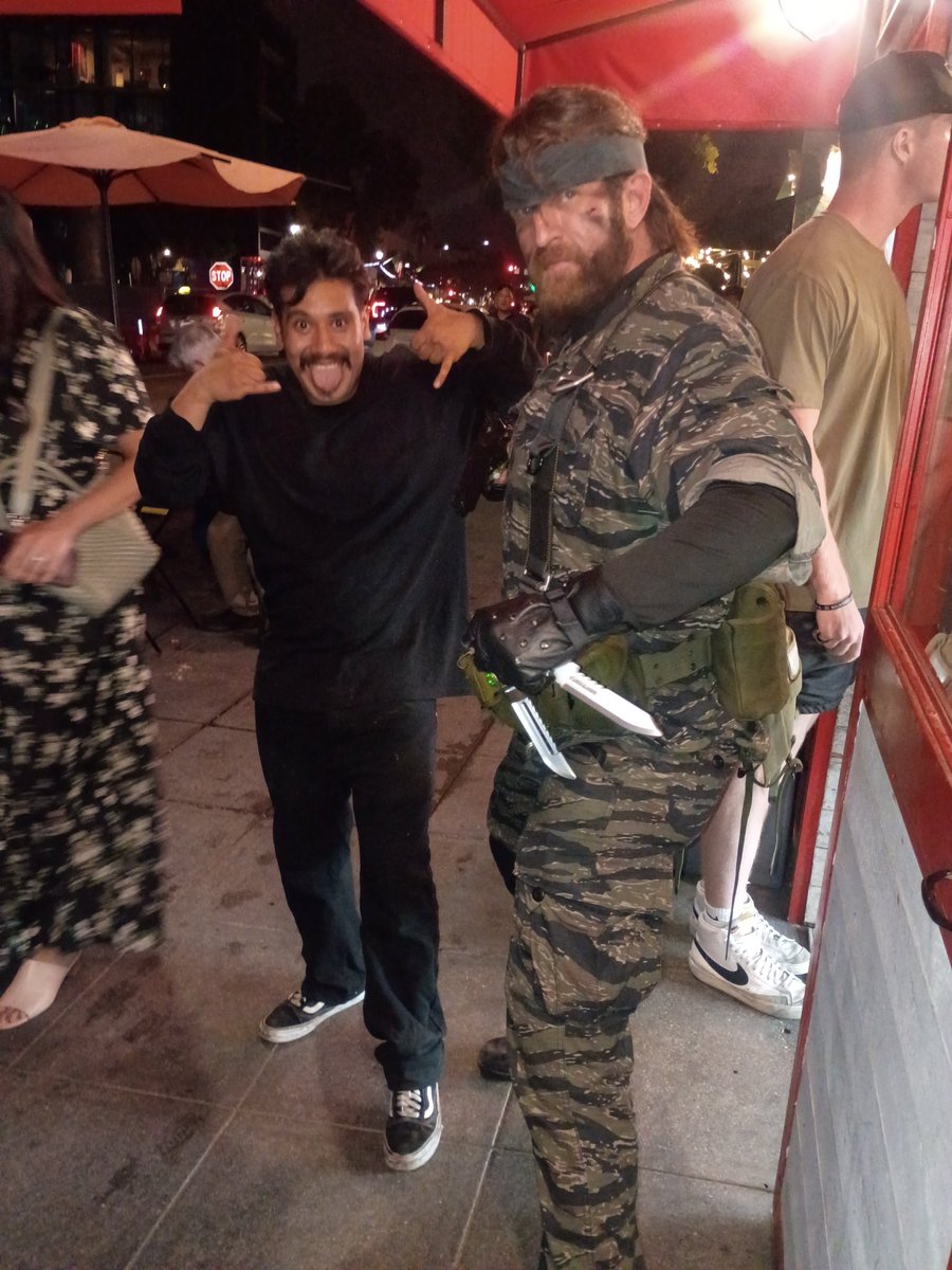 ElAkuma619's tweet photo. My dumbass forgot that Comic com was this week but at least I got one good photo with a Legend Happy Nerd week for all Nerds like me https://t.co/Gx3PweSI4Y