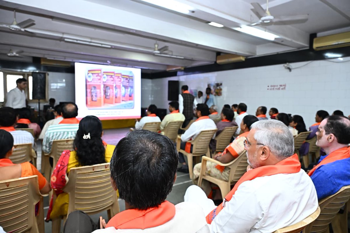 BJP4Gujarat's tweet photo. પ્રદેશ અધ્યક્ષ શ્રી @iJagdishBJP એ આજે સુરત મહાનગર ખાતે માનનીય પ્રધાનમંત્રી શ્રી @narendramodi જીના #MannKiBaat કાર્યક્રમનું કાર્યકર્તાઓ સાથે સામૂહિક શ્રવણ કર્યું. 

આ અવસરે પ્રદેશ અધ્યક્ષશ્રીએ કાર્યકર્તાઓ સાથે સંવાદ કર્યો. https://t.co/dAFCS8hERc