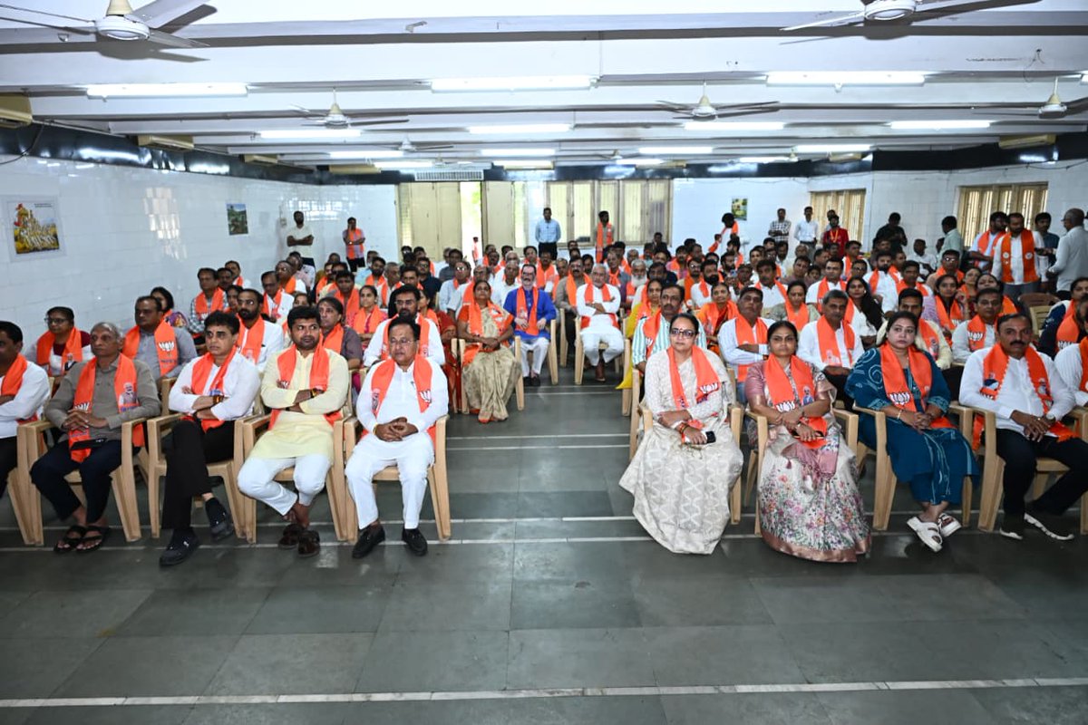 BJP4Gujarat's tweet photo. પ્રદેશ અધ્યક્ષ શ્રી @iJagdishBJP એ આજે સુરત મહાનગર ખાતે માનનીય પ્રધાનમંત્રી શ્રી @narendramodi જીના #MannKiBaat કાર્યક્રમનું કાર્યકર્તાઓ સાથે સામૂહિક શ્રવણ કર્યું. 

આ અવસરે પ્રદેશ અધ્યક્ષશ્રીએ કાર્યકર્તાઓ સાથે સંવાદ કર્યો. https://t.co/dAFCS8hERc