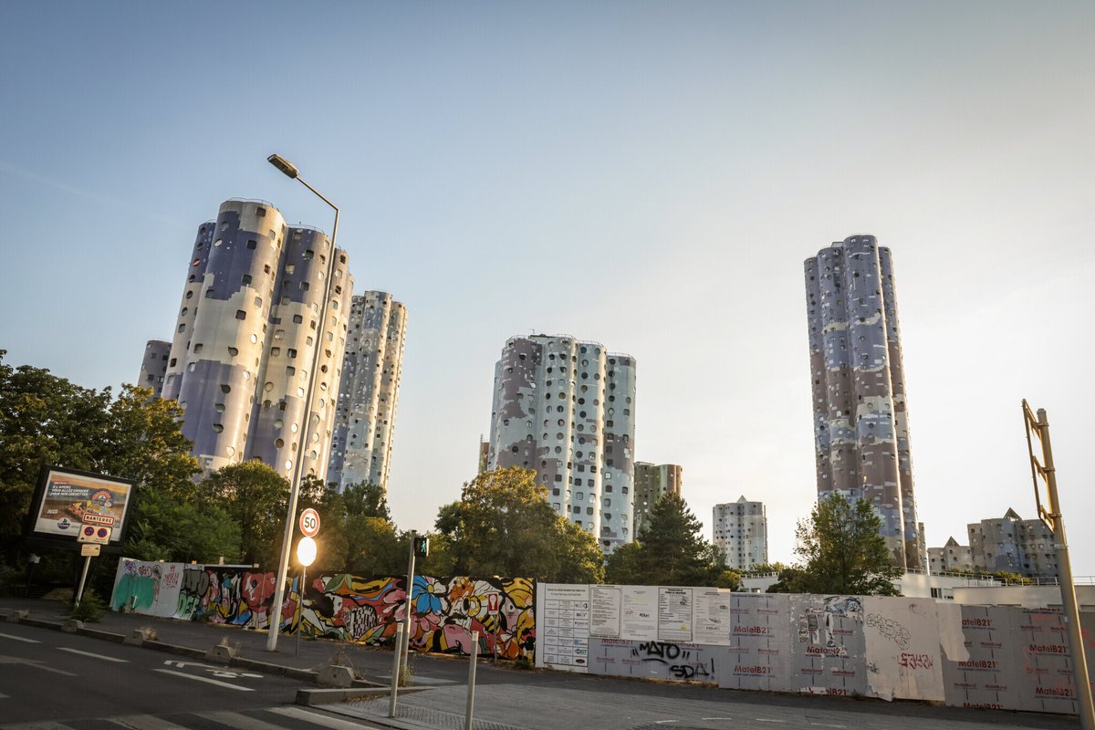 le_Parisien's tweet photo. « Ils ont la boule au ventre » : à la cité Picasso de Nanterre, l’angoisse des habitants après des fusillades en plein jour
➡️ https://t.co/5KjFAwLfWB https://t.co/SJzArKHFbN