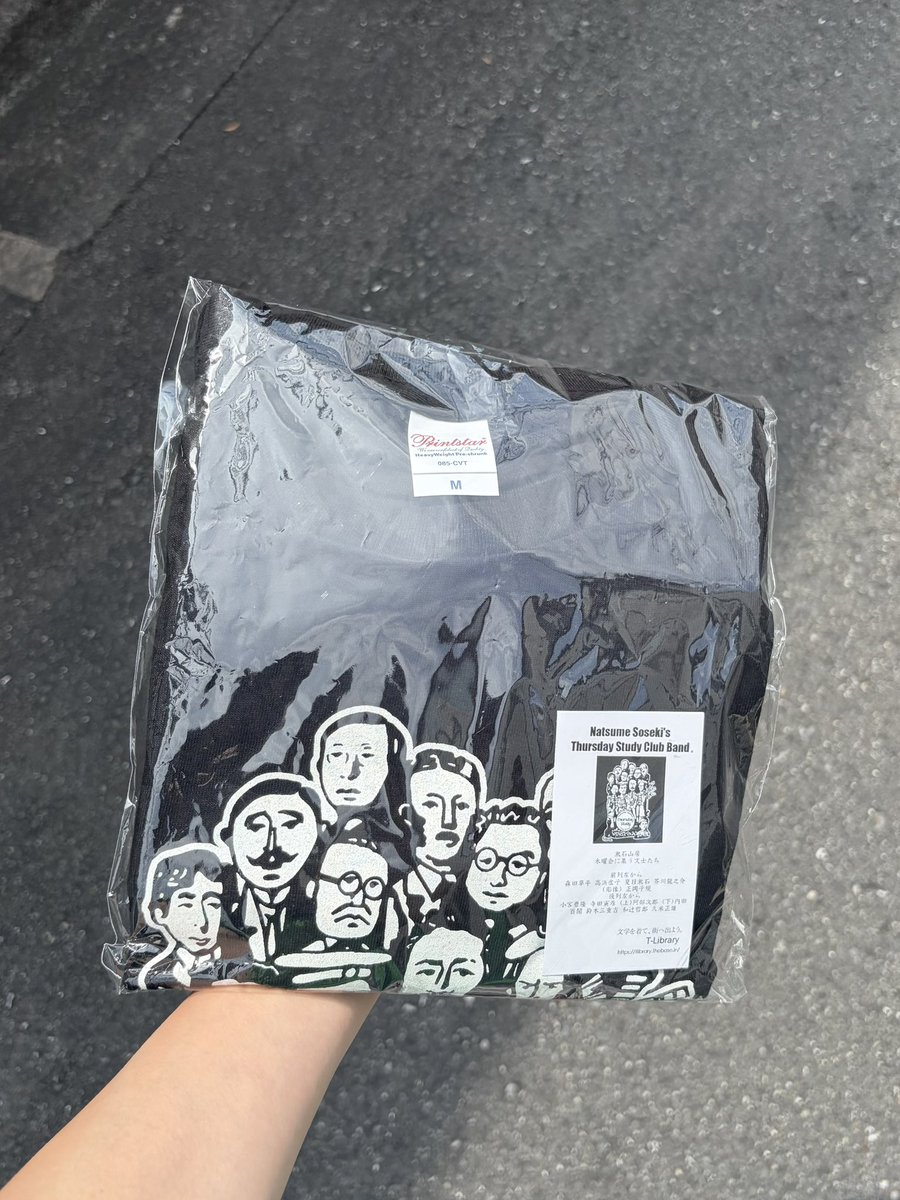 kanicrab_'s tweet photo. 夏目漱石記念館で衝動買いしたTシャツが可愛すぎるので見て、バンドツアー風"木曜会"Tシャツ。 https://t.co/mKpoSE3KT7