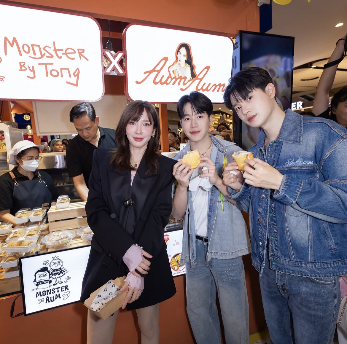 YinOFFICIALTH's tweet photo. หยิ่นวอร์กับพี่ๆ ในงานAumAum🍋

cr. ningpanita
#ตลาดอั้มอั้มxหยิ่นวอร์ 
#yinyin_anw Yin Anan @yinyin_anw #warwanarat #หยิ่นวอร์ https://t.co/t8b9PHYKdw