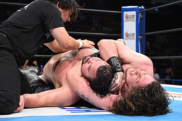 njpw1972's tweet photo. ★第6試合

「Bブロック公式戦」
ウルフ vs OSKAR

ウルフが圧巻の投げ技を連発！
しかし、OSKARがナイトメアホールドで絞め落とし、
NEVERベルトを持ってあざ笑う…！

※7.26『G1 CLIMAX 36』大田区大会
新日本プロレスのスマホサイトで詳報中！

https://t.co/evU72kLQwe

#G1CLIMAX36 https://t.co/sWkXNDTN3F