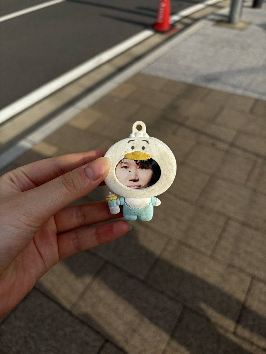 rassiy_sh's tweet photo. OKの向かいの道にちゃんまつ落ちてたのでKアリのスタッフさんに預けに行きます‼️まだ私持ってるので心当たりある方はリプください！ #Official髭男dism https://t.co/ARMlh728Ax