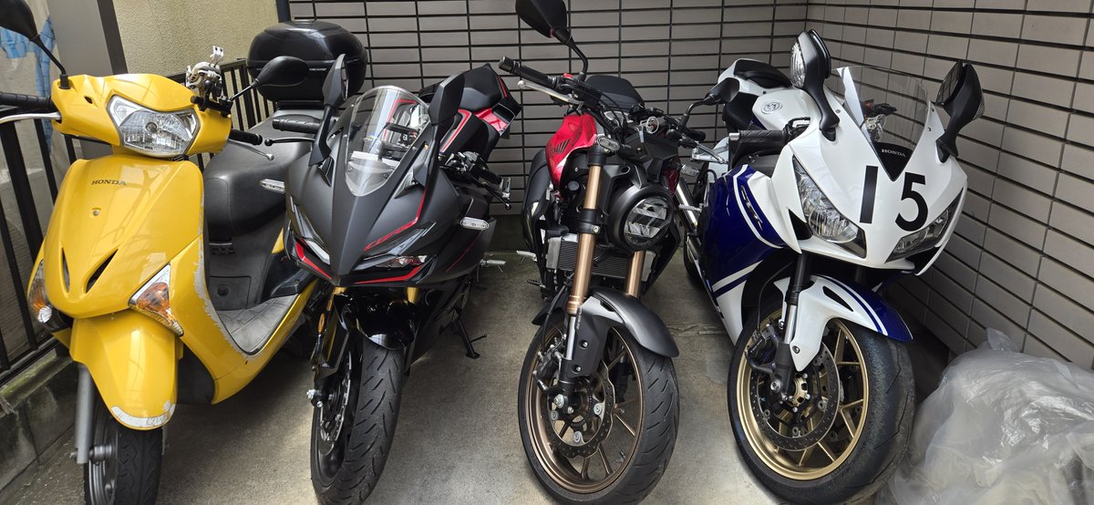 hdkztj's tweet photo. 我が家のバイクたち、1人で乗るわけではないんですよ？1人1台と買い物で使ってるリード1101台ですからね！ちなみにCBR1000RRは2年で1000km走ってないらしい…。CB250Rは子どもが乗り回して気付けば6000km越えてる。CBR250RRは最近納車してこれも子どもが乗り回してもう600km越え、リードは23000km https://t.co/tDAcDvQJ8S