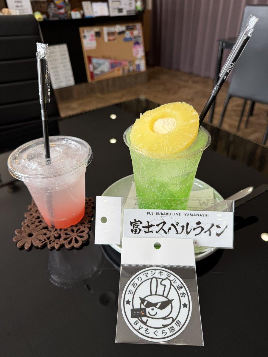acchori7's tweet photo. 今日のランチドライブは...
もぐら珈琲さん☕️❣️✨
ランチは...
✅冷やしほうとう
✅もぐからプレート🍗😎
🥤夏季限定ピーチサイダー🍑
🍹定番のクリームソーダ🤣
とても美味しかったです〜😋
この夏は、冷やしほうとう❗️
噂のマジキテル連合ステッカー、いただきました🤭✨
ラッキーでした😆✌️✨
ありがとうございます😊✨
このデザイン...気になる...🫣👨🏼🤔
雨雲レーダーが怪しいので早々に帰宅🏠
道志みちの途中、ヤバい雨量でした...☔️⚡️
#ジャパン峠プロジェクト #峠ステッカー
#jtp #富士スバルライン #もぐら珈琲 #fd3s #rx7 #道志みち 
#鳴沢村 #南都留郡 #山梨県 #japan峠project #jtp名刺 #マジキテル連合
