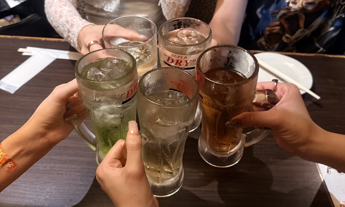 _t7o0_'s tweet photo. 子どもの���から一緒だった従姉弟たちと夜中まで呑んできた🍻みんな大人になったね✨ https://t.co/bd8Ds8vVod