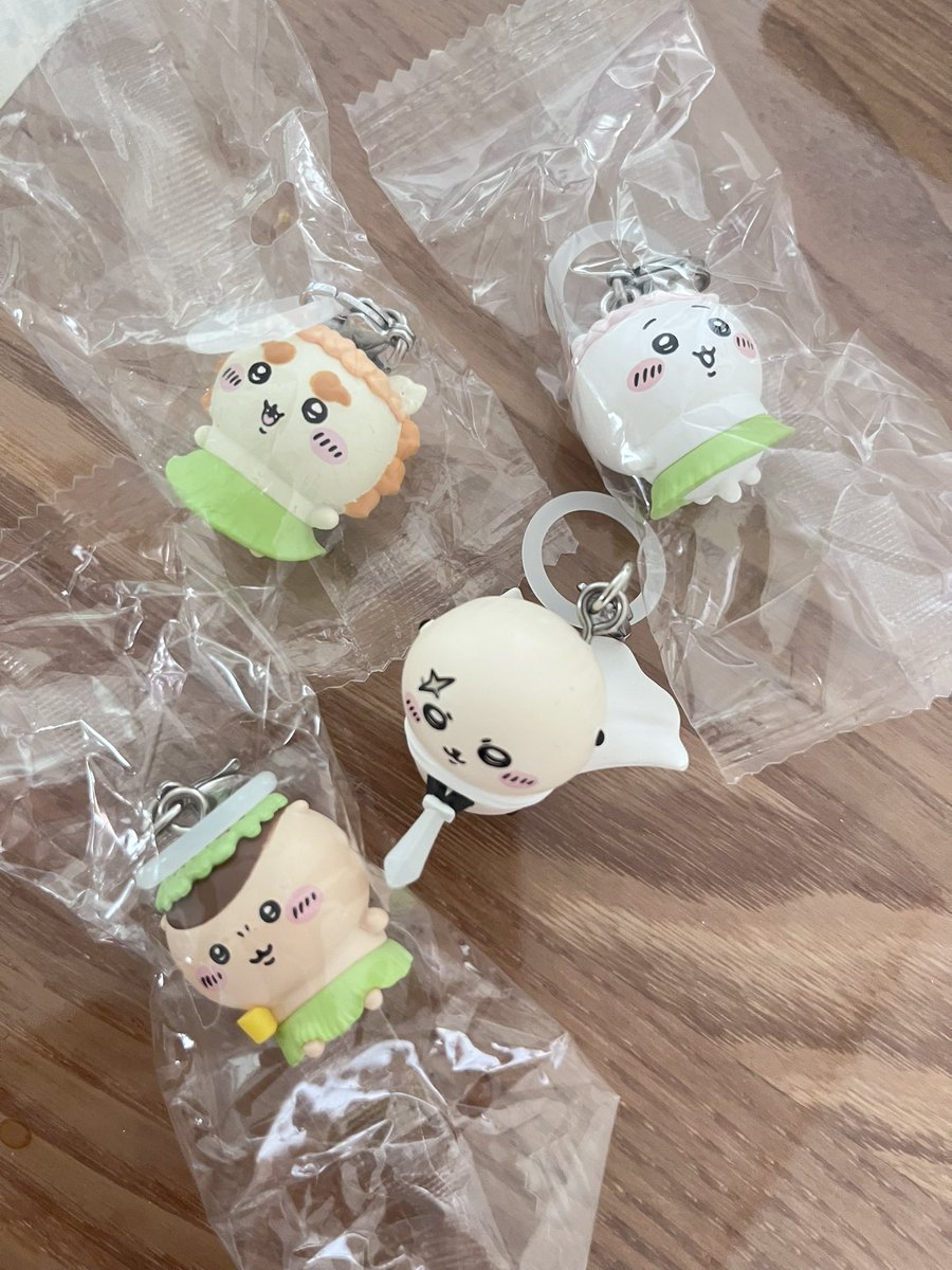 yujaron_ron's tweet photo. ちいかわ４人で見て、くりまんじゅう×3、シーサー×1だったときは笑うしかなかったけど🤣
2人の方に交換していただいてラッコ先輩とちいかわちゃんに変わったから、とりあえず被りは防げた☺️🤍
娘の推し、ハチワレとモモンガに出来なくて申し訳ない😭 https://t.co/YMRD4TK4Q7