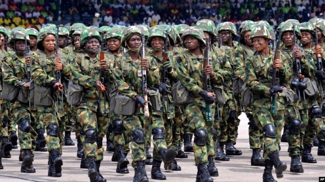 NigeriaStories's tweet photo. Nigerian soldiers should earn ₦250,000 monthly.

~ A former Director of Defence Information, Major General John Enenche (retired) says https://t.co/4jHlsmc3VG
