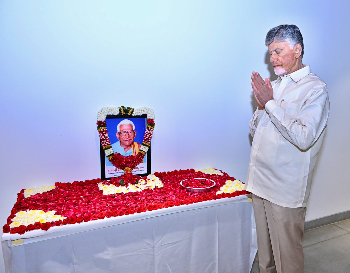 ncbn's tweet photo. ప్రముఖ స్వాతంత్ర సమర యోధుడు, మాజీ పార్లమెంటు సభ్యులు, చేనేత కార్మికుల హక్కుల కోసం పోరాడిన ప్రగడ కోటయ్య గారి జయంతి సందర్భంగా ఘన నివాళి అర్పించాను. గుంటూరు జిల్లా నిడుబ్రోలు గ్రామంలో నిరుపేద కుటుంబంలో జన్మించిన కోటయ్య గారు కోట్లాది మంది చేనేత కార్మికులకు ఆరాధ్యుడు అయ్యారు. ఆయన జయంతి సందర్భంగా ఆ చేనేత రంగ పితామహుడికి ఘన నివాళి.