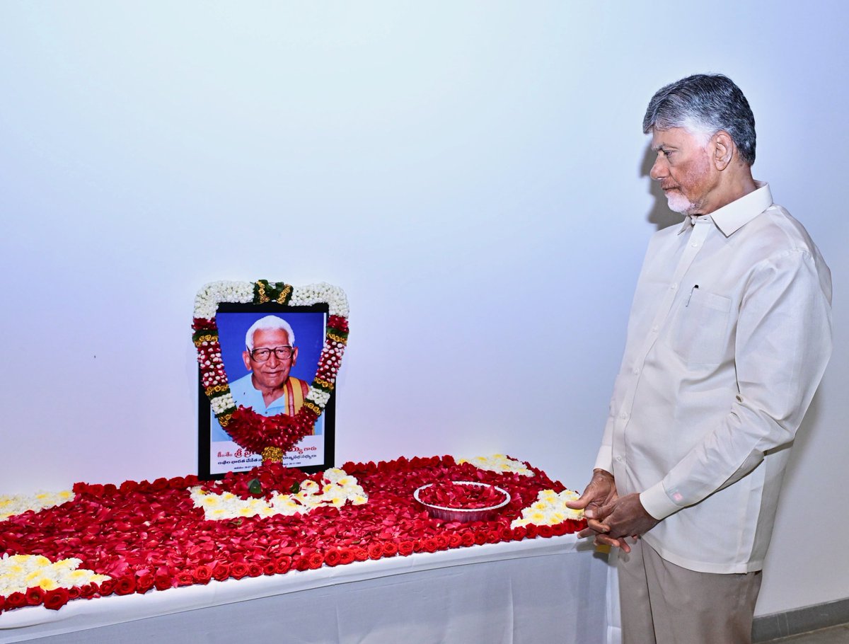 ncbn's tweet photo. ప్రముఖ స్వాతంత్ర సమర యోధుడు, మాజీ పార్లమెంటు సభ్యులు, చేనేత కార్మికుల హక్కుల కోసం పోరాడిన ప్రగడ కోటయ్య గారి జయంతి సందర్భంగా ఘన నివాళి అర్పించాను. గుంటూరు జిల్లా నిడుబ్రోలు గ్రామంలో నిరుపేద కుటుంబంలో జన్మించిన కోటయ్య గారు కోట్లాది మంది చేనేత కార్మికులకు ఆరాధ్యుడు అయ్యారు. ఆయన జయంతి సందర్భంగా ఆ చేనేత రంగ పితామహుడికి ఘన నివాళి.