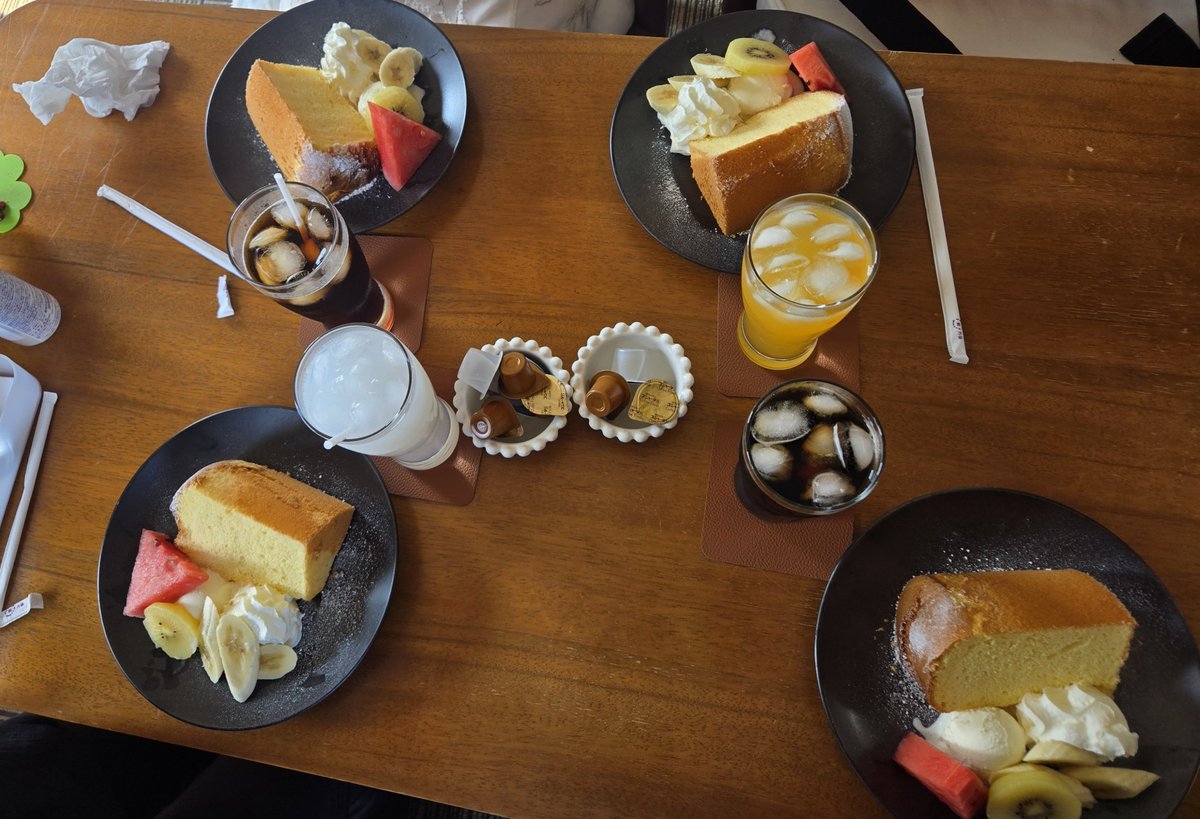 RYOjj215's tweet photo. ファンラプさんと一緒に
ケーキ食べたりワンちゃんに癒されたり楽しい時間でした🐶
こういう機会に交流出来るのもいいよね🫶
他にもカイ君というペキニーズのワンちゃんもいたよ🐶

#ドックカフェLuAng
#保護犬 
#サイレントラプソディ
#ワンダフルラプソディ https://t.co/kf0Rq7oyeo