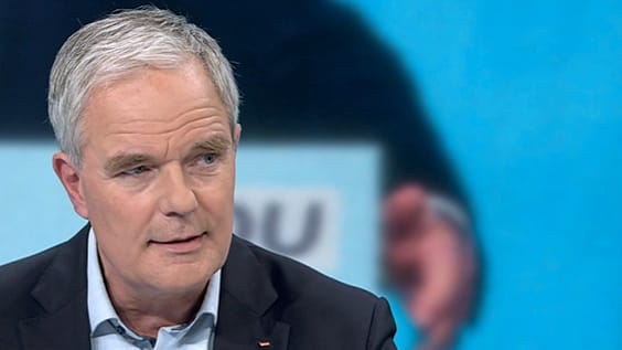 welt's tweet photo. „Kann gar nicht gelingen, dass jeder Gefährder 24/7 von Observationskräften überwacht wird“ https://t.co/If4iwSoNsG https://t.co/VDxt3fcDwI