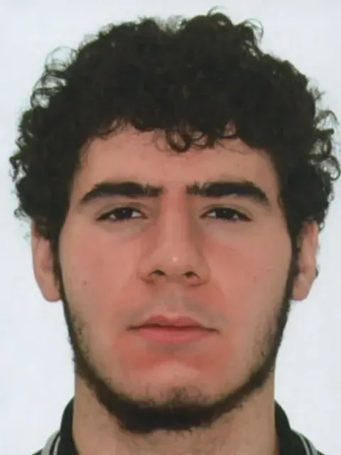 AntimobbInge's tweet photo. ey @tagesschau. Warum veröffentlicht ihr das Bild des mutmaßlichen Täters des @csdberlin nicht vollständig, nicht klickbar und auch keine Verlinkung zu der Fahndung.

Ein Schelm wer dabei denkt, dass ihr das mit Absicht macht, um das islamistische Aussehen zu verbergen. 

#CSD https://t.co/1ccLM6phdu