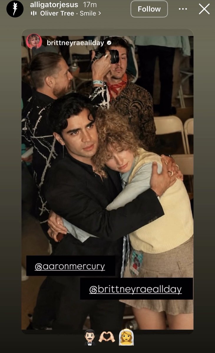 lupjim94's tweet photo. Los amigos de Oliver ya le consiguieron esposa a Aarón. 🤣
#AaronMercury #AARONATION https://t.co/PYPLOVhwho