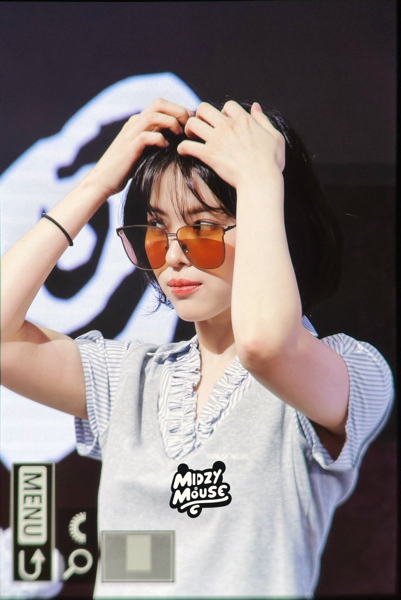 MidzyMouse's tweet photo. 260726 Kmonstar🐱

Fashionista😎😎😎😎

#류진 #RYUJIN #있지 #ITZY 
@ITZYofficial https://t.co/M2GTwxl2gT