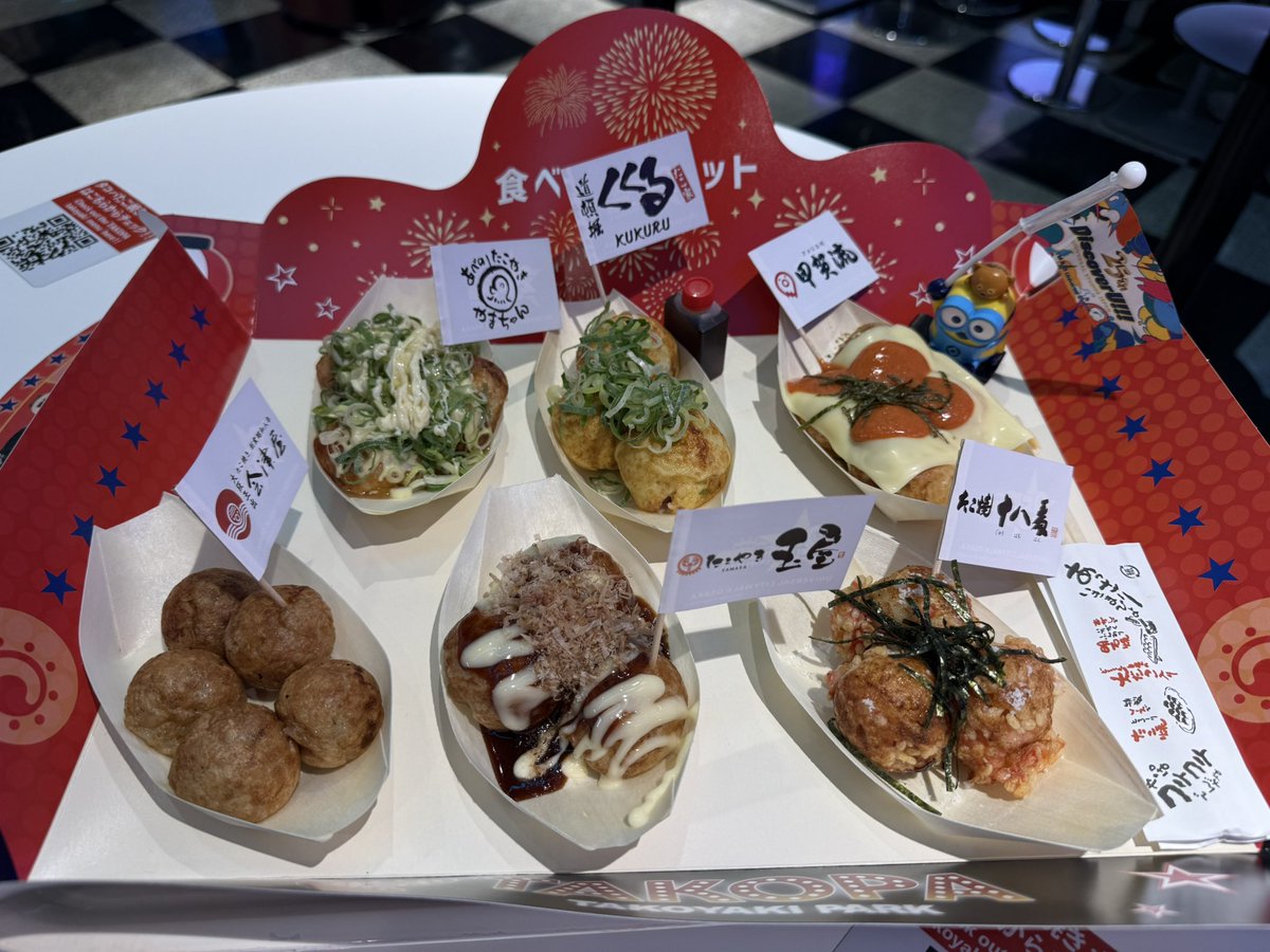 8summersnow8's tweet photo. 今日は午後からユニバで、インパする前に大阪来てるのにいっつもたこ焼き食べないなぁってユニバーサルCity WALK内にあるたこ焼きのフードコートに行きました！食べ比べセットなるものがあって６店舗のたこ焼きをちょっとずつ食べれるのがあった😆トレーをもって6店舗めぐって食べる前から楽しかった🐙 https://t.co/COmcs0bvU4
