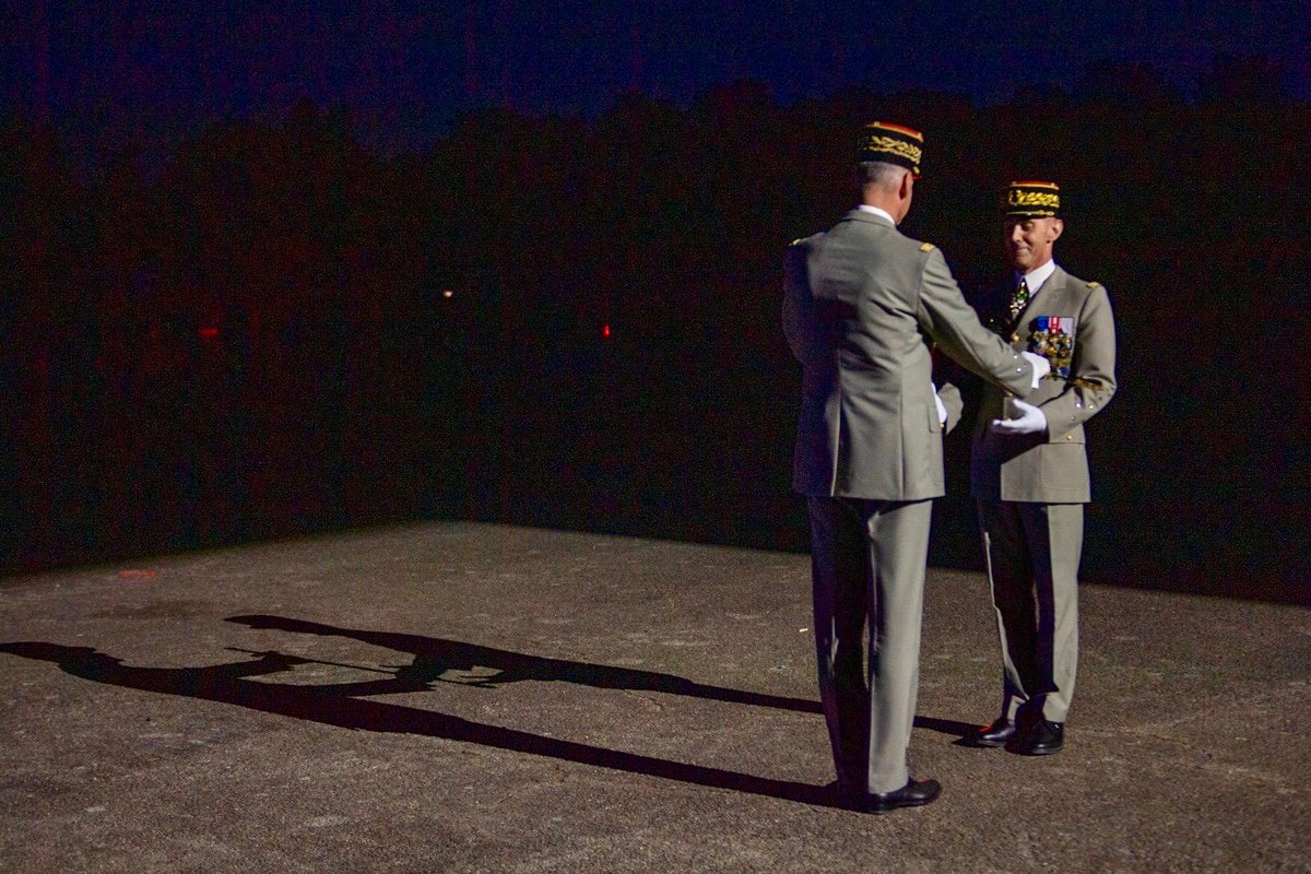 CEMAT_FR's tweet photo. Nommé chef d’état-major de l’armée de Terre par le président de la République, sur proposition de la ministre des armées, j’aborde ce commandement avec fierté, détermination et confiance.
 
L’armée de Terre est forte des soldats qui servent dans ses rangs, en France, outre-mer et à l’étranger avec la même exigence et le même sens du service.
 
Ma priorité est de préparer notre armée aux défis de demain afin qu’elle demeure forte et donc crainte, prête à remplir toutes les missions que la France lui confiera.